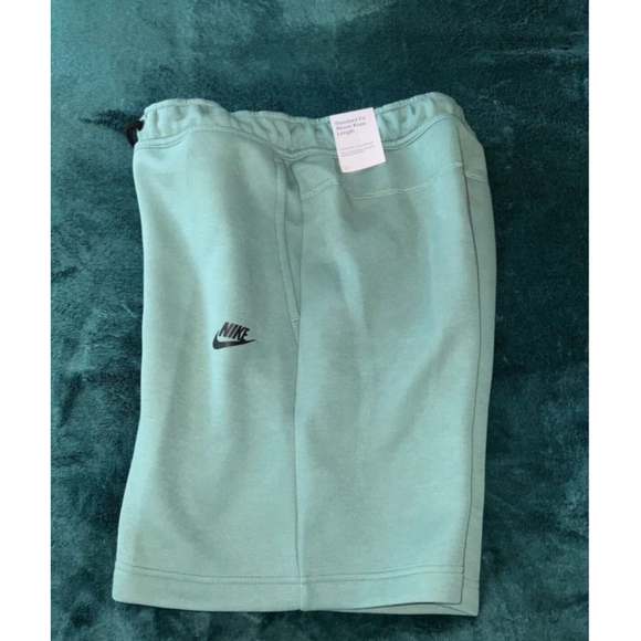 Nike Tech Fleece Shorts (M) + Jordan Graphic Tee (L) Bundle – Streetwear Set - Picture 2 of 6